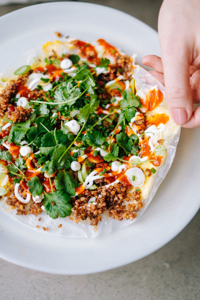 Vietnamesiska rispapperpannkakor med färs och sriracha